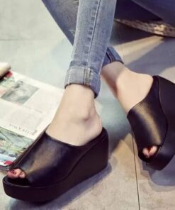 Yksinkertaiset mukavat Wedge-sandaalit